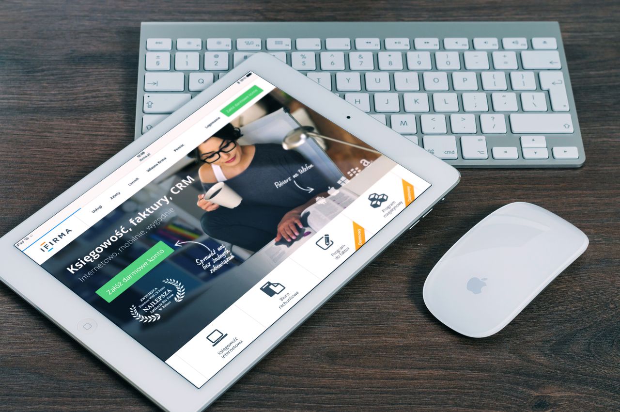 Services informatiques A tablet with a financial website open, alongside a white keyboard and mouse. Ideal for tech-theme stock images.
